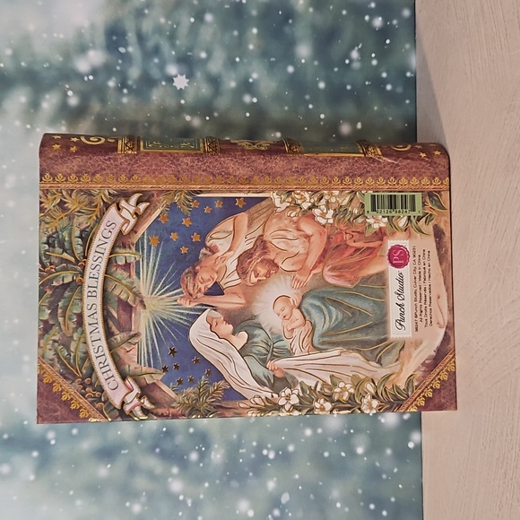 Punch Studio Christmas themed manger scene keepsakes faux book box gilded - Picture 4 of 10